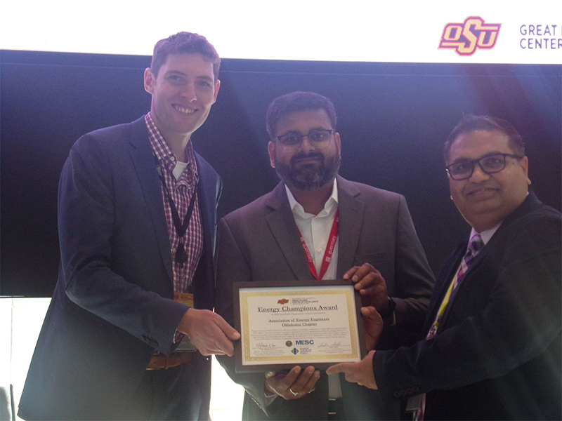 dr. hitesh vora handing out the AEE award at the 2024 GPCoE Conference