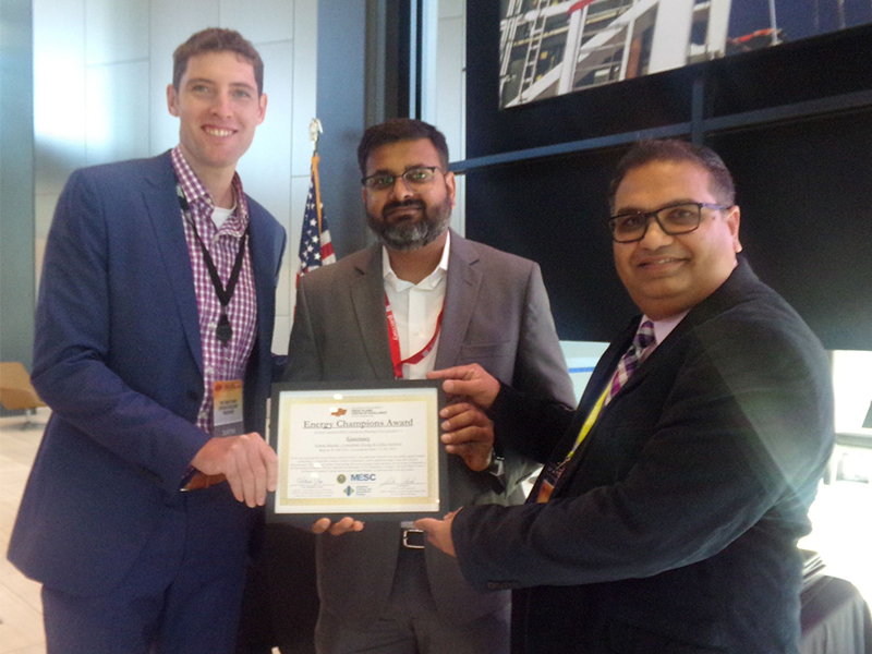 dr. hitesh vora handig out the Guernsey award at the 2024 GPCoE Conference