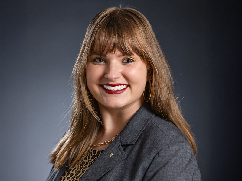 Headshot image of Hannah Holmes